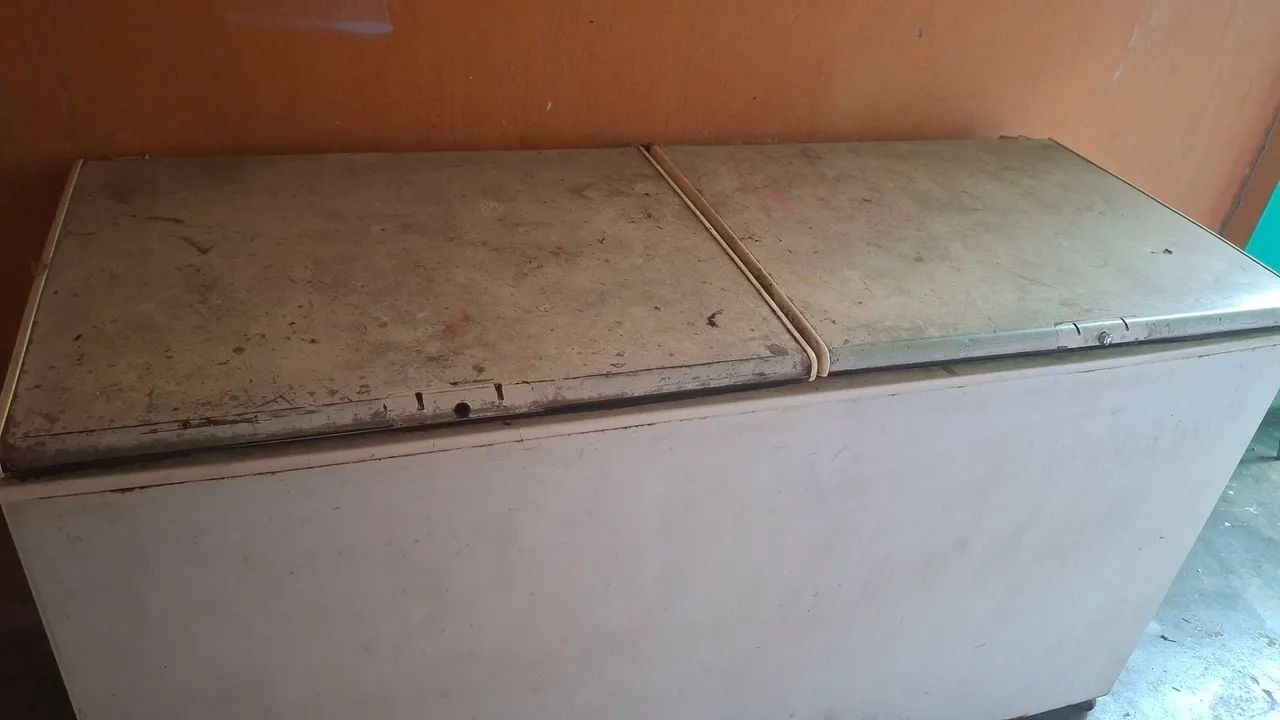 Vende-se freezer com defeito.