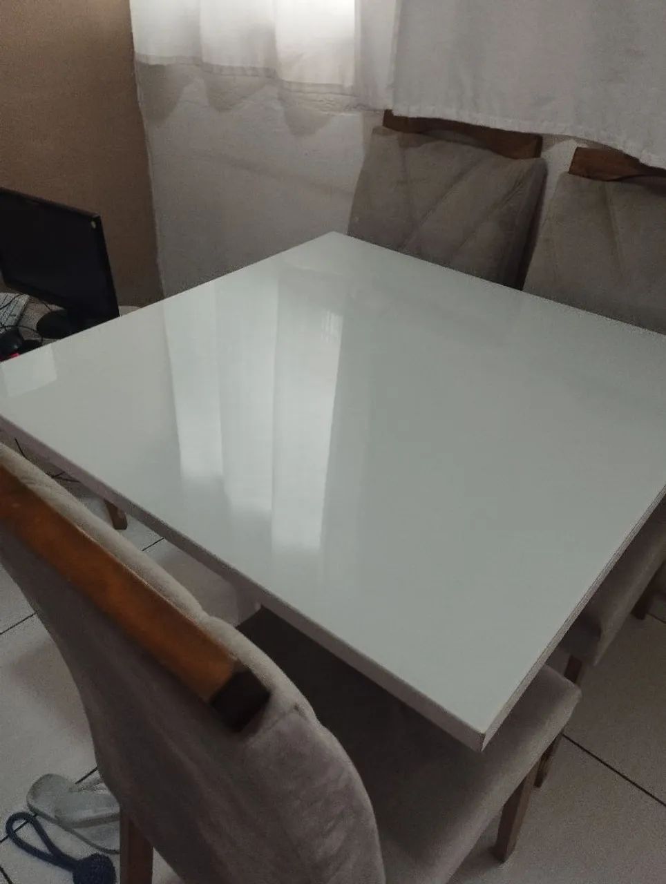 Mesa com Tampo de vidro com 4 cadeiras