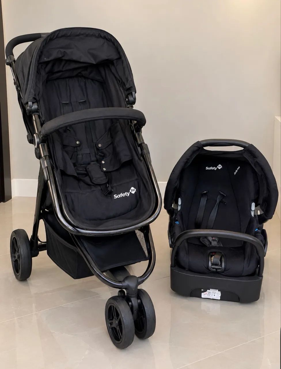 Carrinho de Bebê com Bebê Conforto Safety
