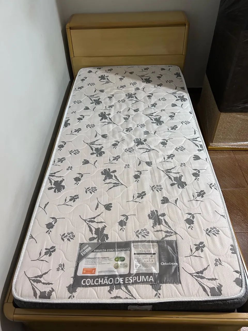 Cama de solteiro de madeira com baú e gavetas + colchão
