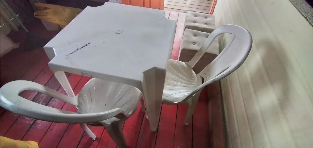 VENDO MESA + 2 CADEIRAS + 2 PUFF (ASSENTO)