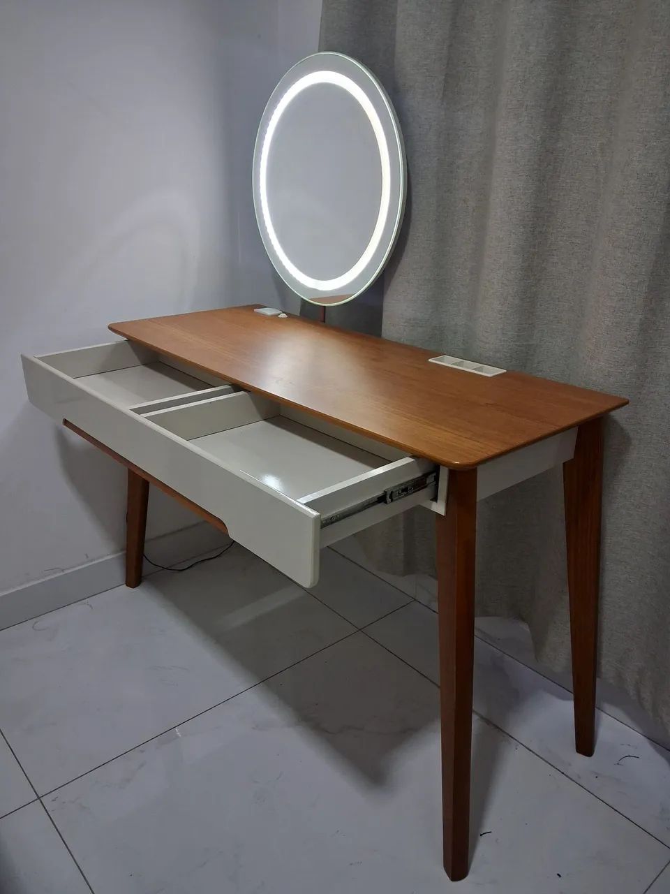 Penteadeira Moderna com Espelho LED e Tomada - R$550 - Vila Velha - Foto 2