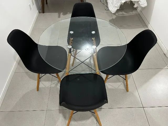 Conjunto mesa Eames Eiffel redonda vidro 90cm, 4 cadeiras Eames DSW - preta