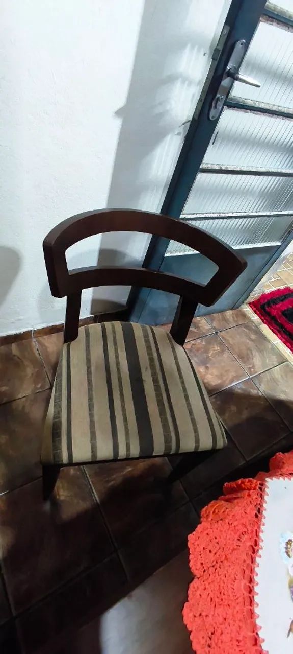Mesa de madeira com vidro no meio - Foto 3