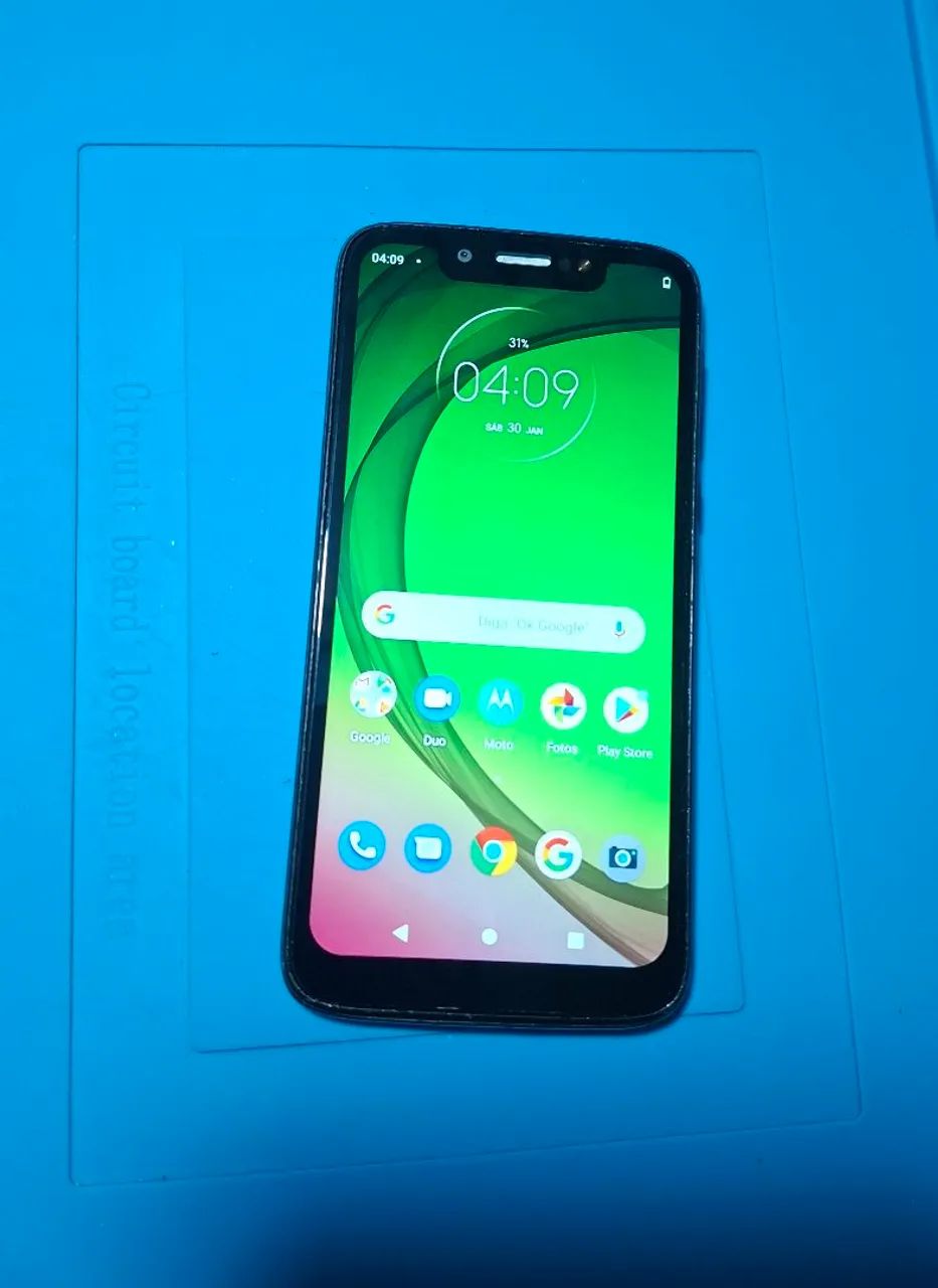 Celular Motorola G7 play 32gb de memória.
