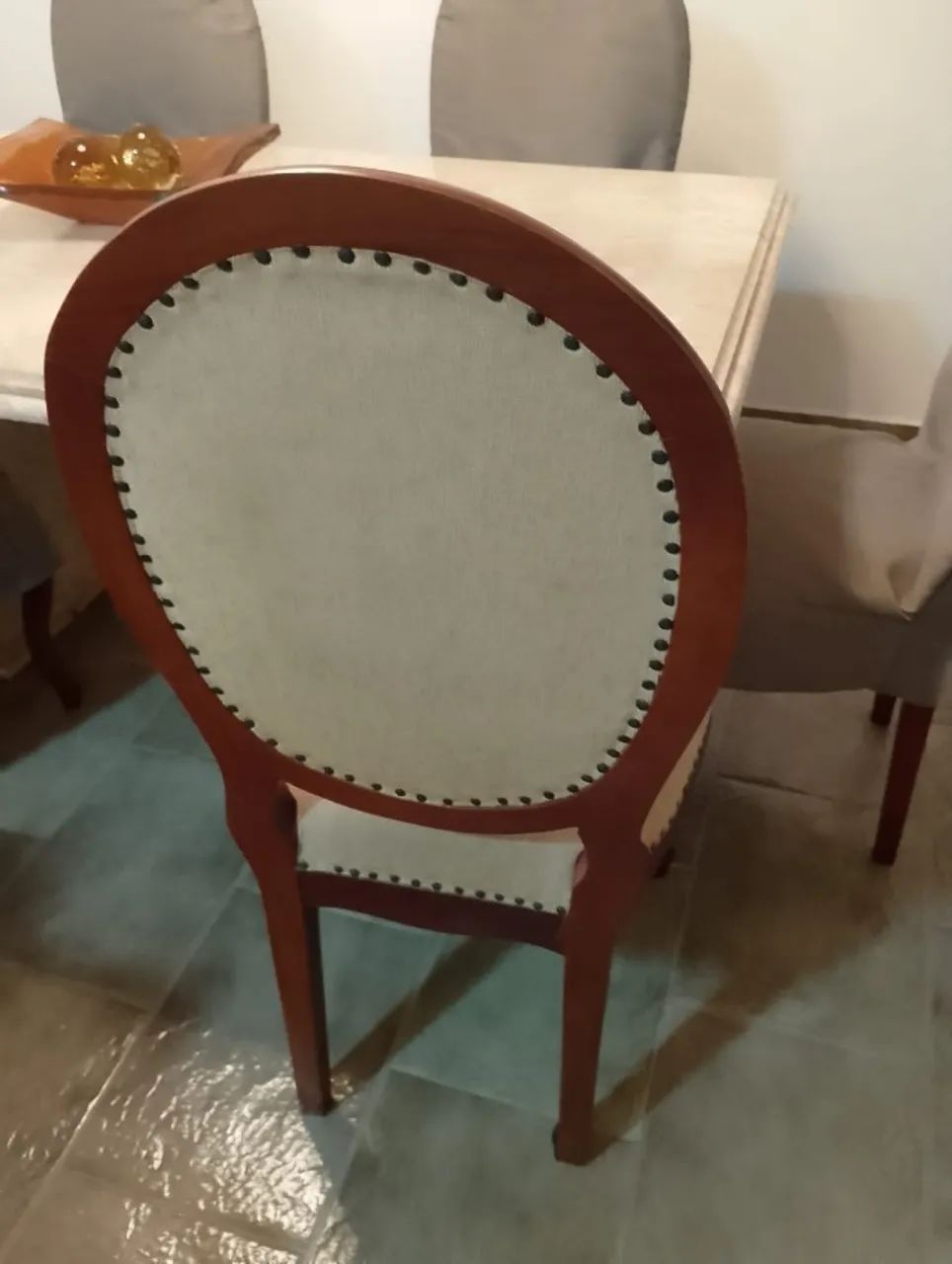 Mesa com tampo e base de mármore travertino com 06 cadeiras de madeira maciça  - Foto 5
