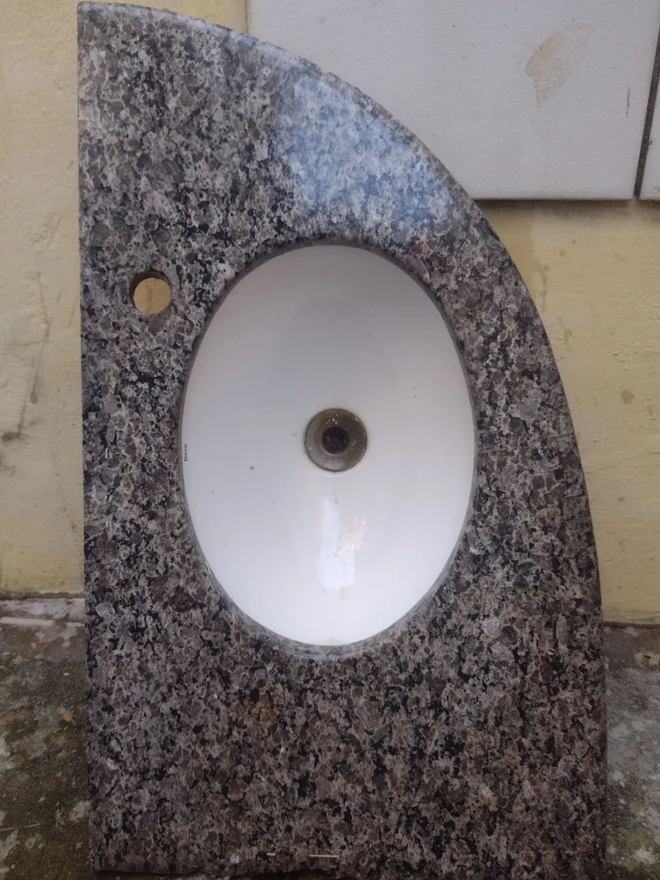 Lavatório em  mármore vendo  um para banheiro ?