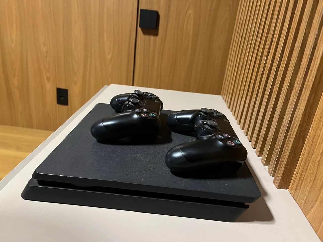 Ps4 com 2 controles 1 tera - Foto 3