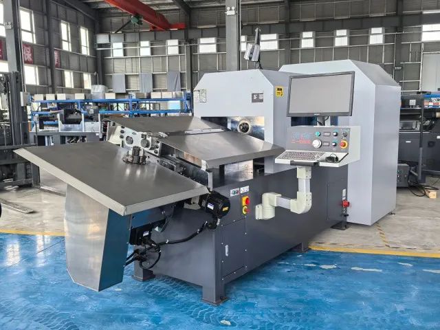 Vende-se Maquina Dobradeira de Arames CNC 7 7 Eixos CNC - Nova
