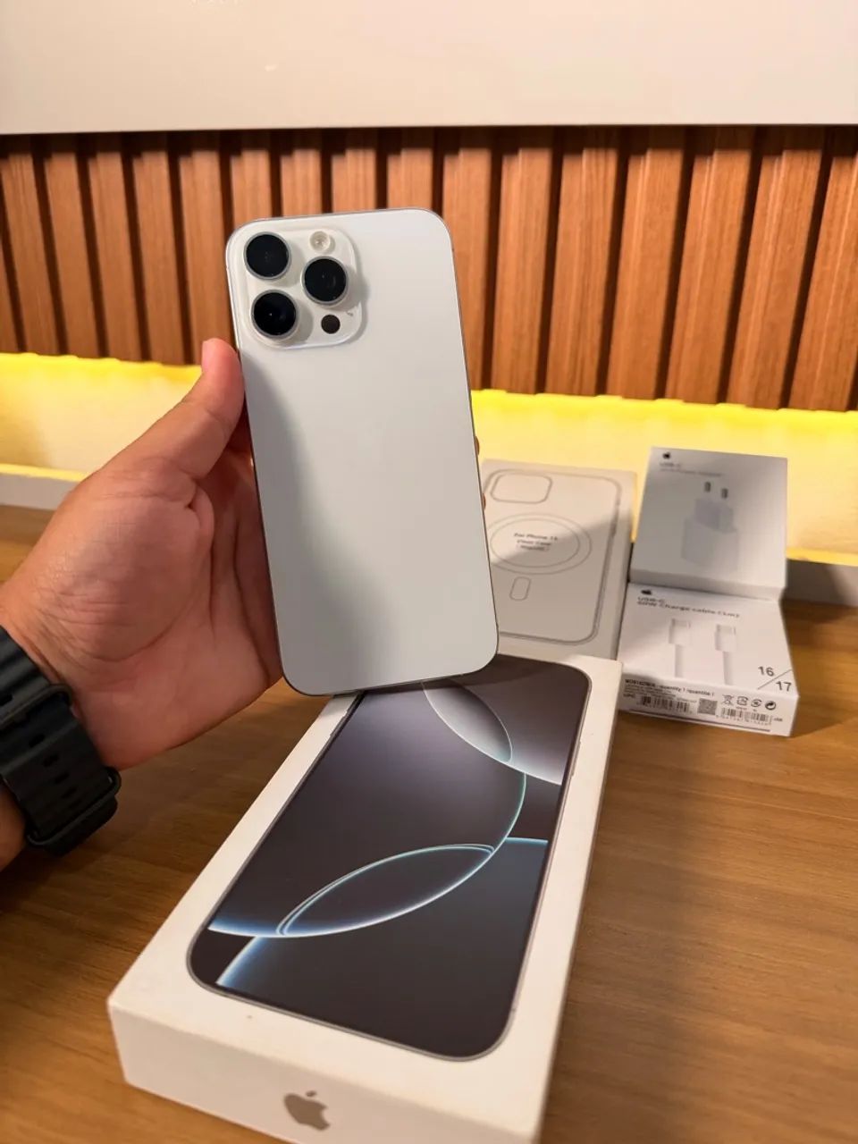 ? iPhone 16 Pro Max 256GB ? Titânio Branco - Foto 2