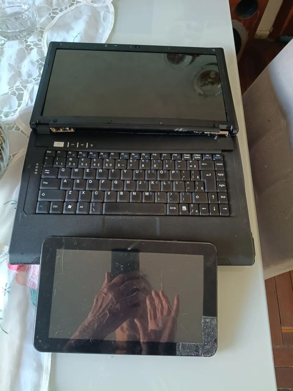 Vendo notebook,e tablet para retirar peças, o tablet liga. O notebook não tem bateria e fo