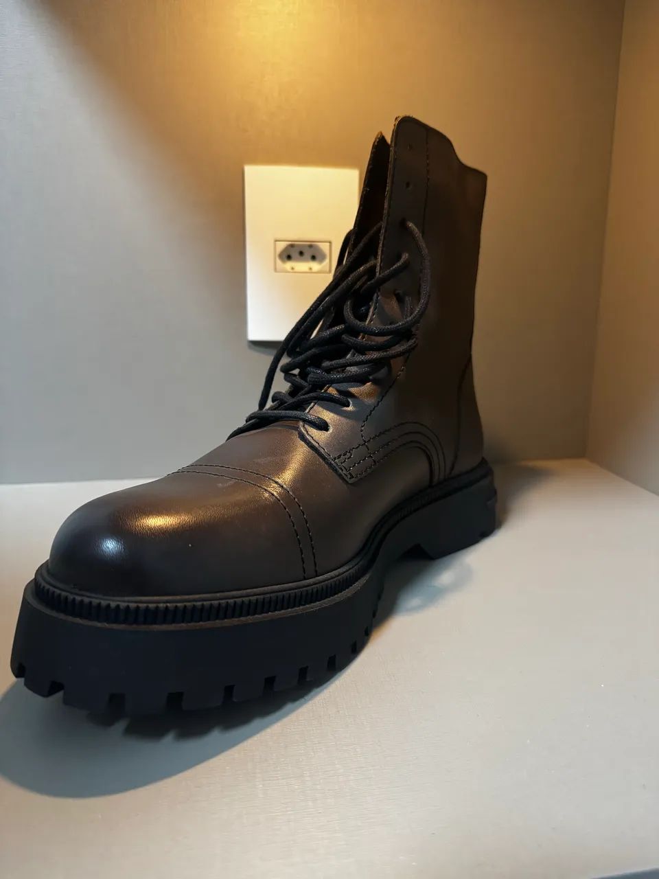 Bota Tommy nova tamanho 41BR - Foto 2
