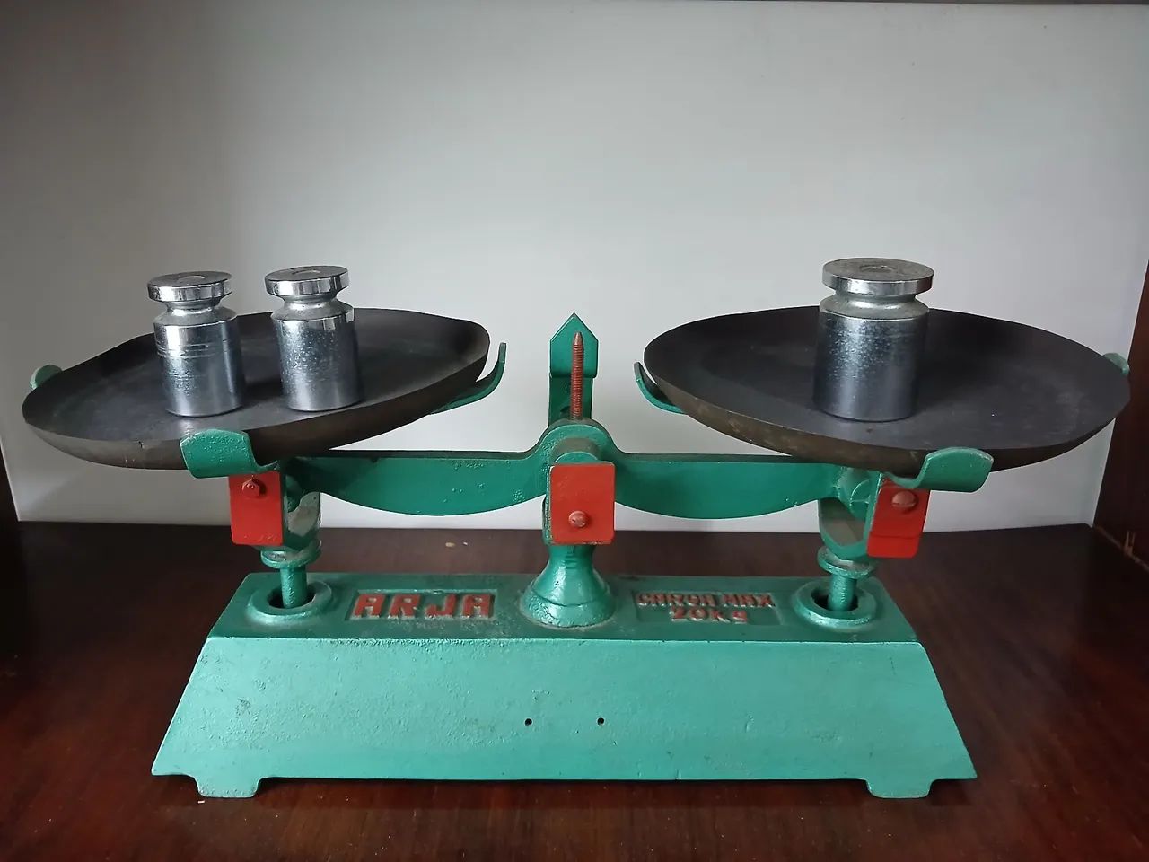 Balança antiga de 2 pratos e 20Kg - Foto 4