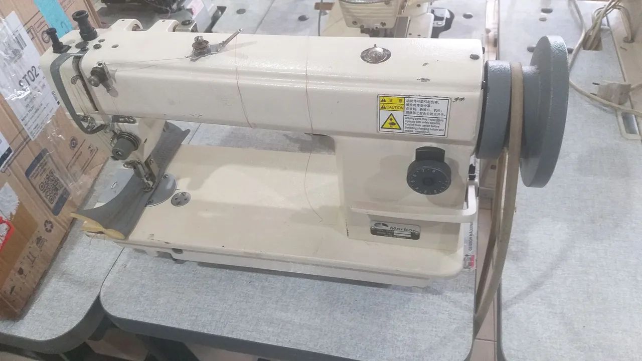 Máquina de costura industrial reta transporte triplo 