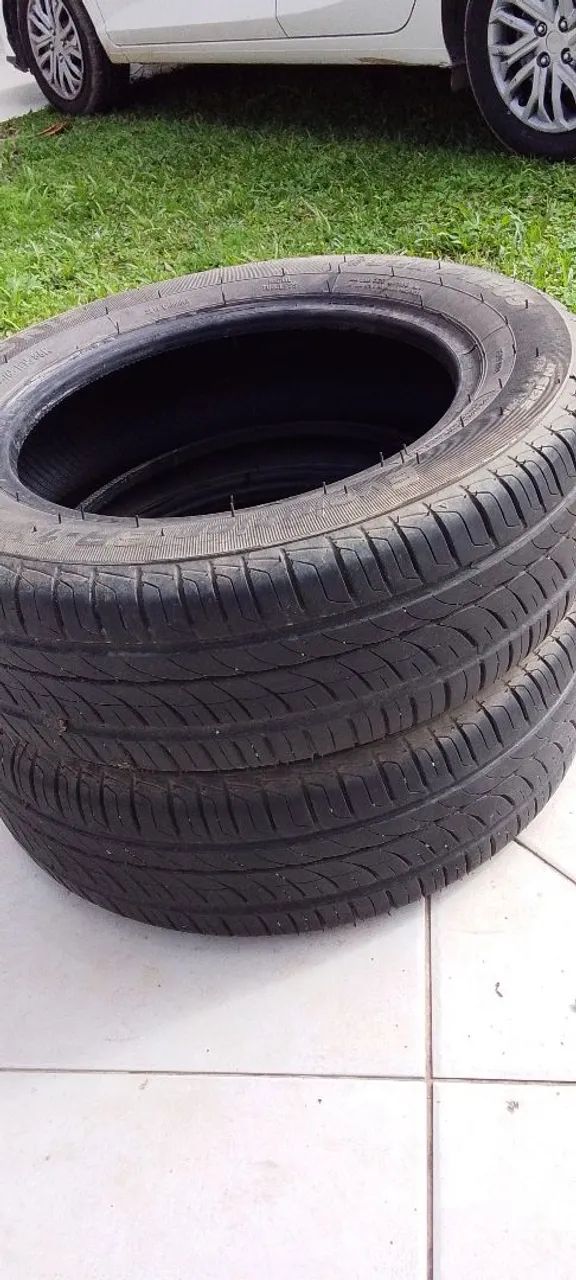 Vendo par de pneus 100 reais 