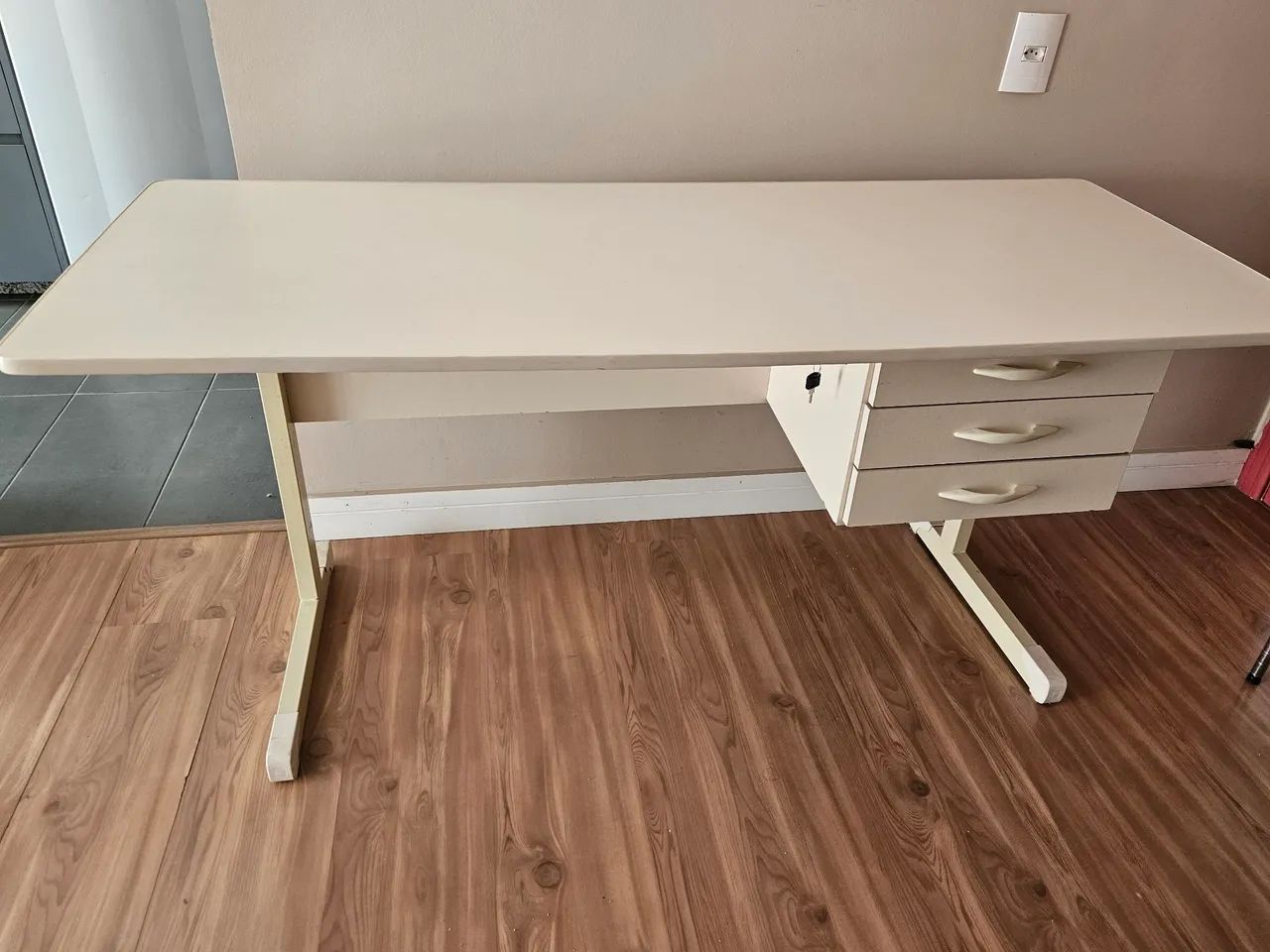 Mesa de escritório reforçada com 3 gavetas - Foto 2