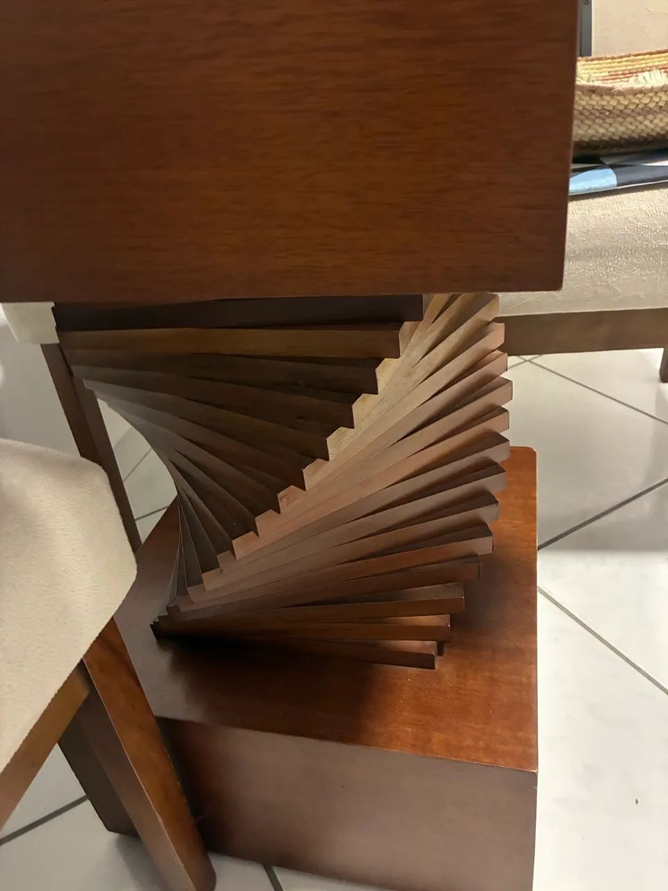 Mesa de jantar com 1,10 X 1,10 e 4  cadeiras madeira e tecido. 