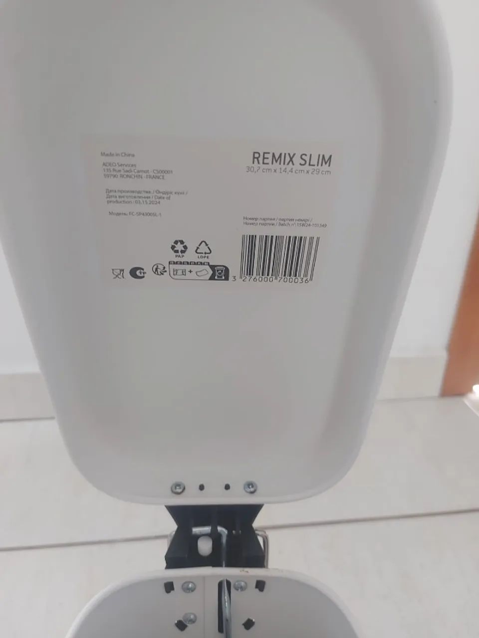 Lixeira de banheiro Remix Slim Branca, de 5 litros com pedal y tapa de cierre suave. - Foto 5