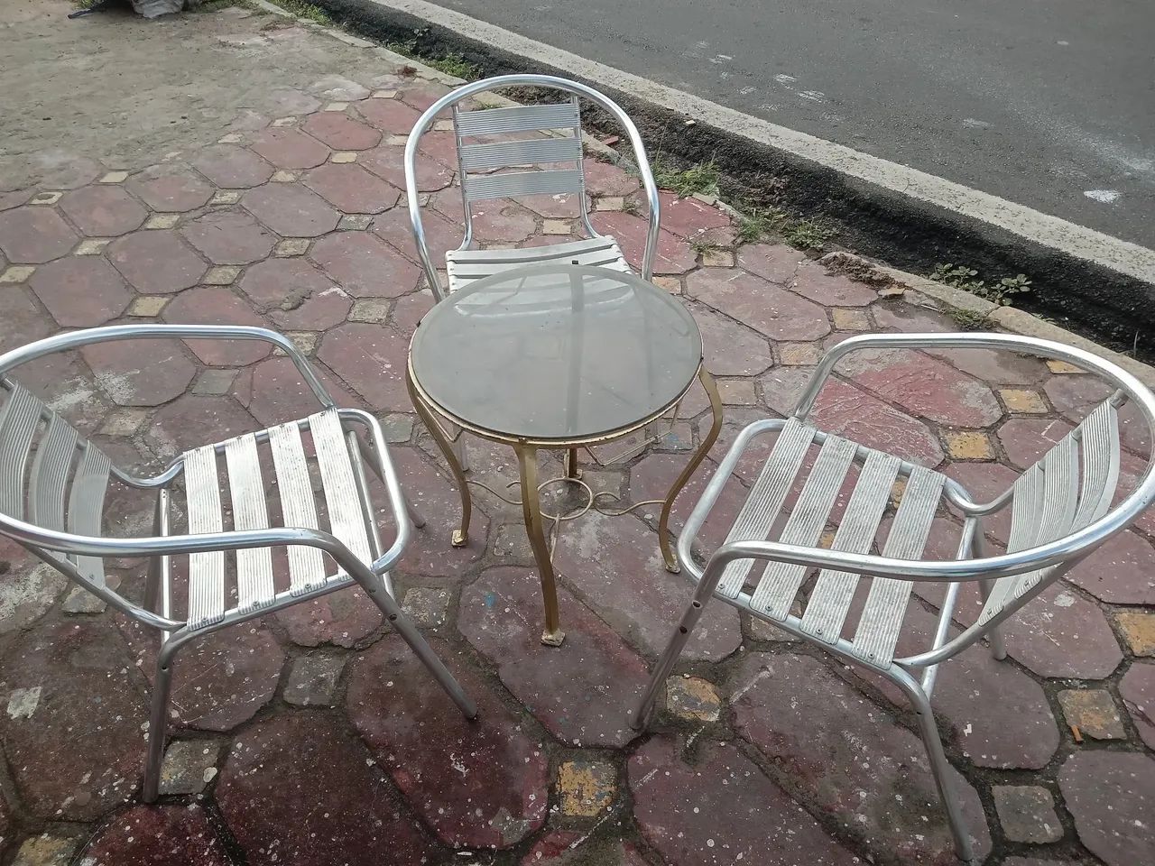VENDO UM  CONJUNTO DE AREA COM 3 CADEIRAS SO  - Foto 3