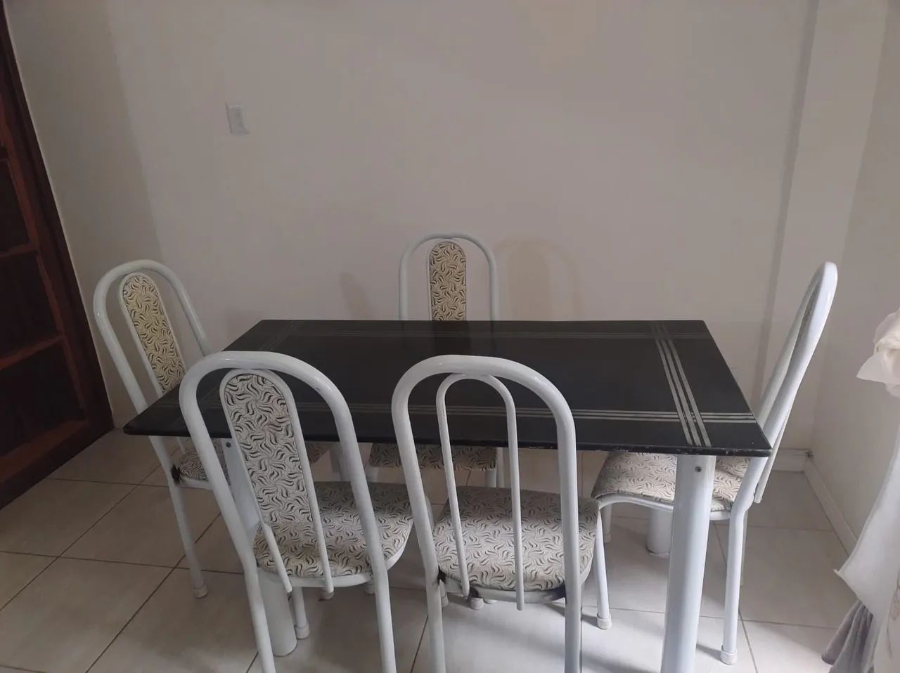 Meja de jantar, com 5 cadeiras 