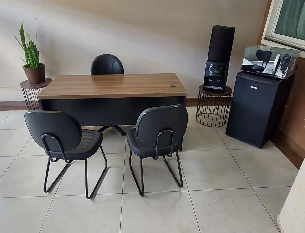 Mesa de escritório com 2 gavetas 