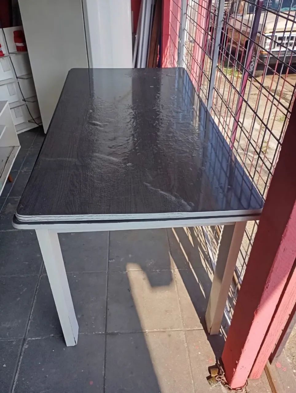 mesa sem cadeiras 