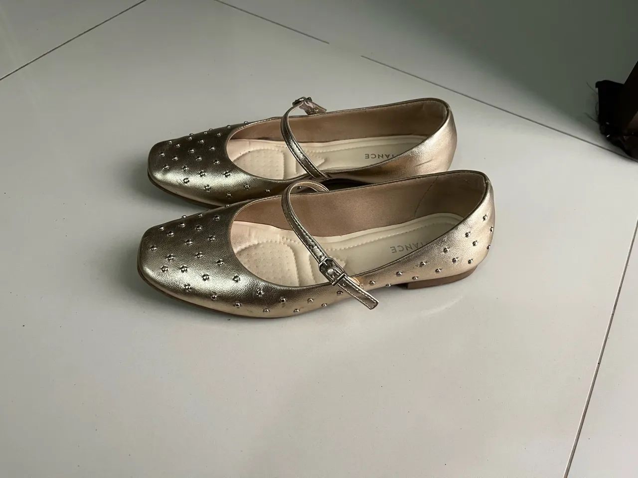 Sapatilha Mary Jane Constance Dourada - Tachas/Spikes e Tira com Fivela - Foto 2