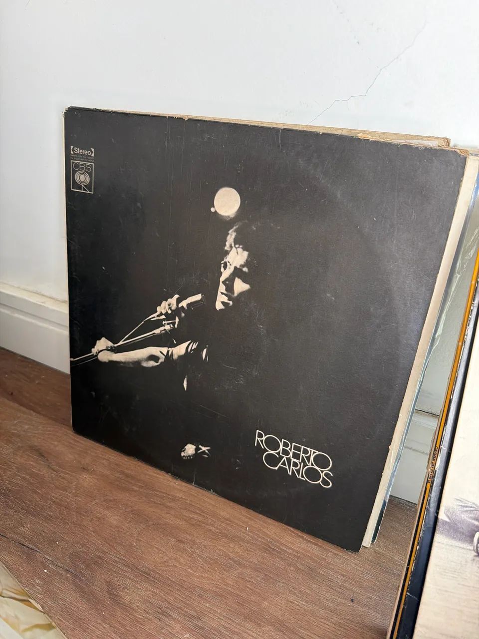 Caixa com mais de 100 LPs de vinil antigos variados - Foto 5