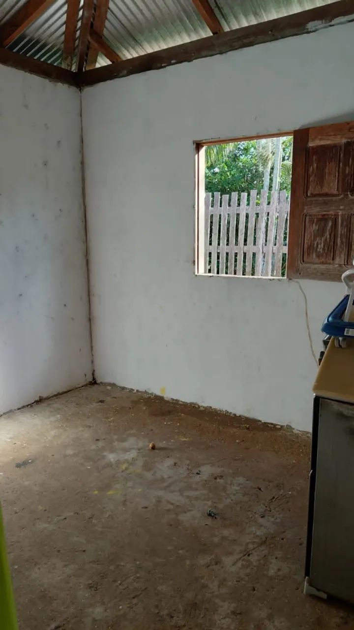 Casa com poço e árvores frutíferas 