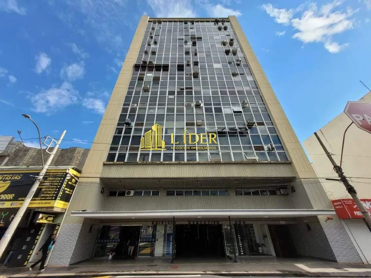 SALA COMERCIAL BEM LOCALIZADA