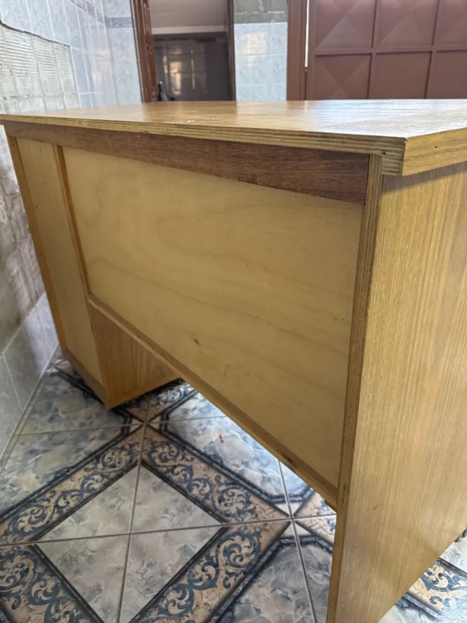 Mesa de costura de madeira com Rodinhas 2 gavetas e 1 compartimento maior  - Foto 4