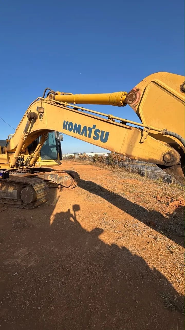 ESCAVADEIRA KOMATSU