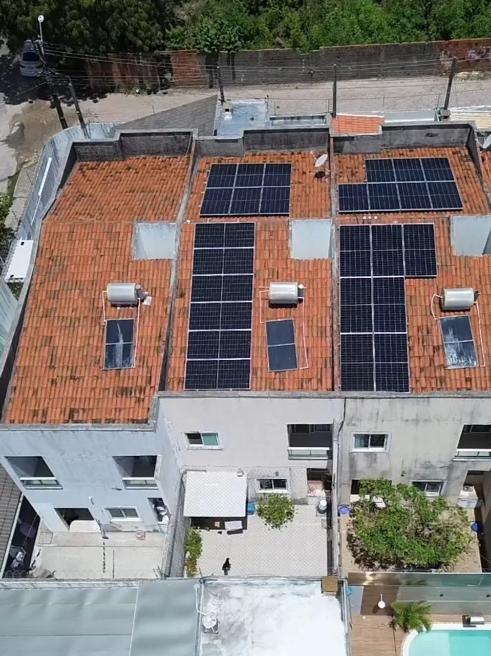 Casa duplex, solta, com 3 suítes, deck e churrasqueira, com excelente acabamento e toda pr