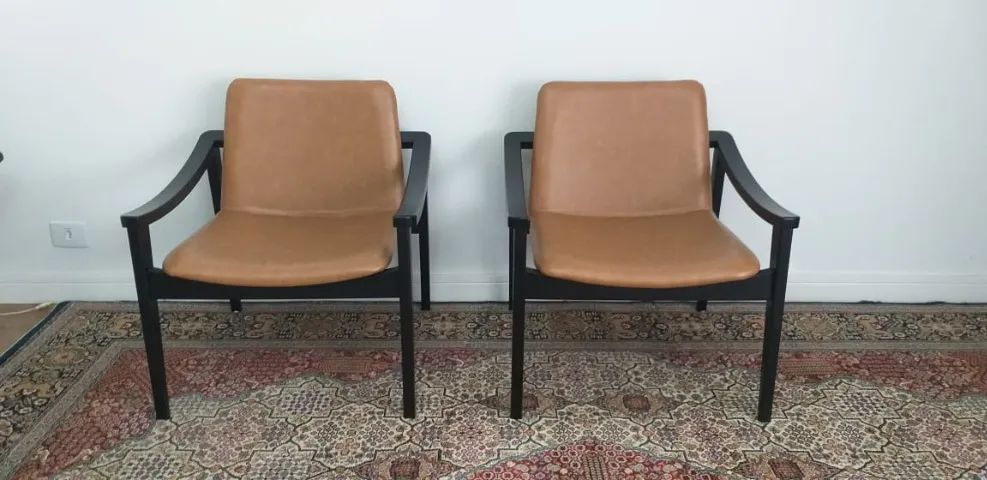Duas poltronas de couro cor conhaque em laca preta impecável (preço do par)