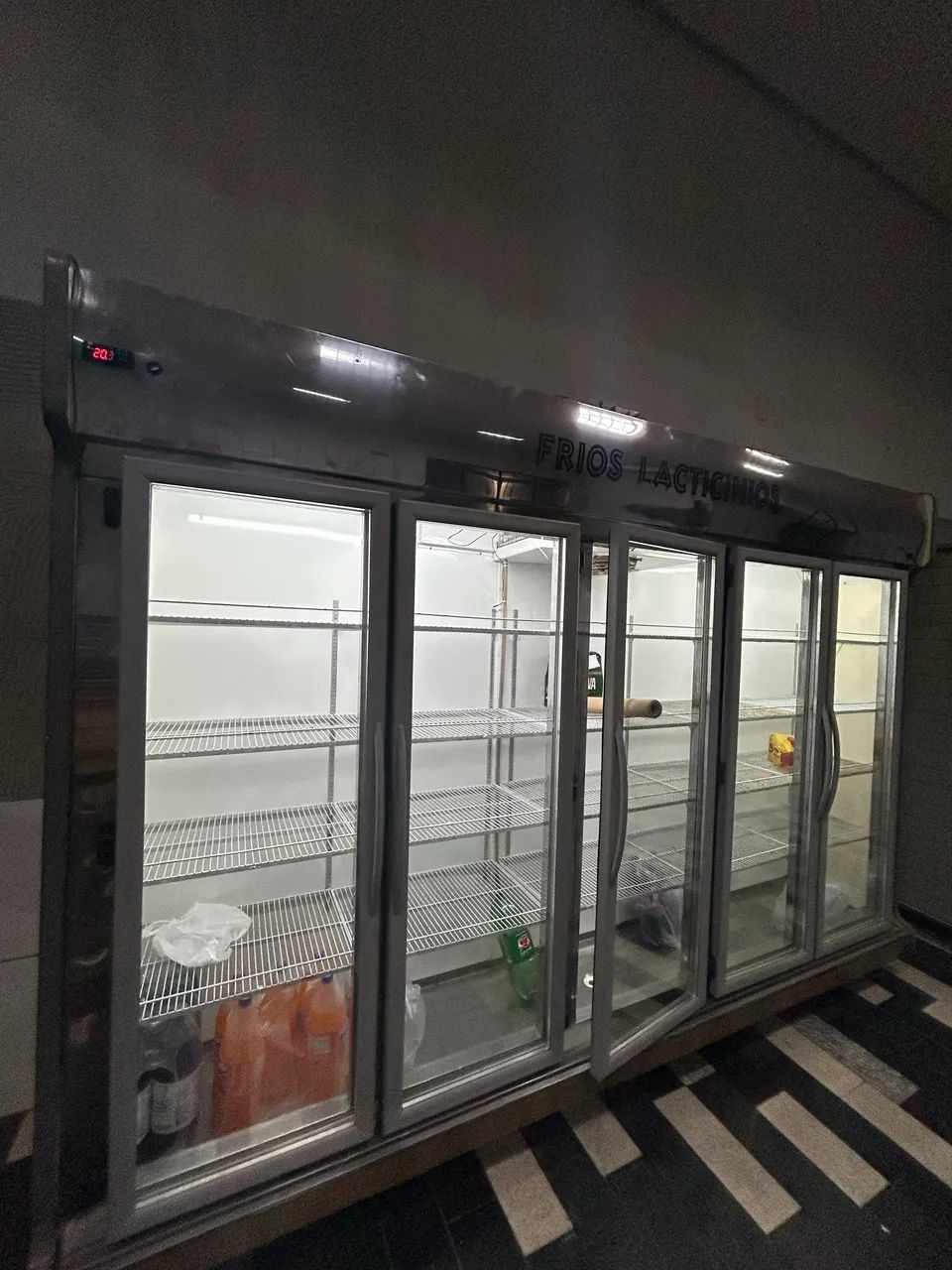 Expositor Refrigerado Vertical 5 Portas para Frios e Laticínios