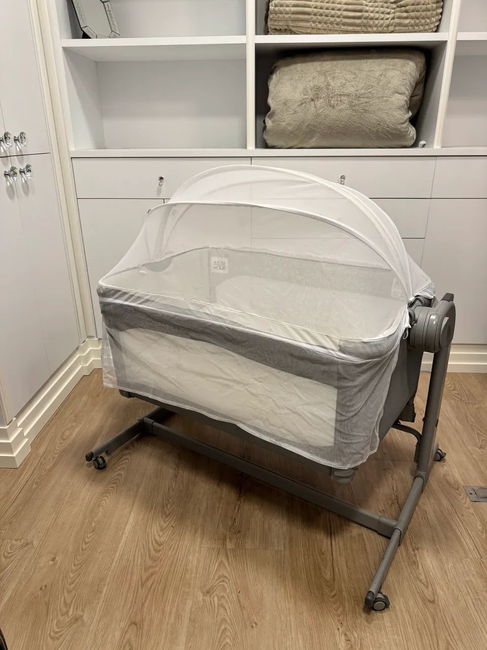 Berço Chicco Next2meMagicCool Grey