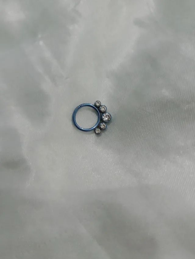 Piercing Daith em Titânio, com Pedras de Zircônia 