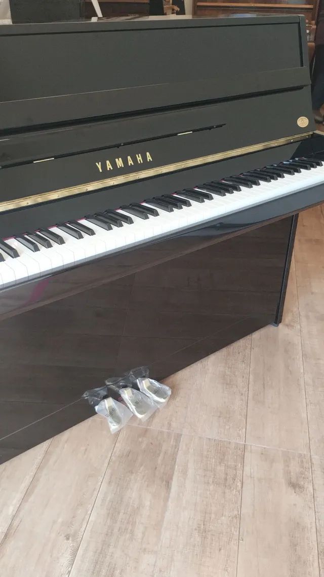 Piano Yamaha JU