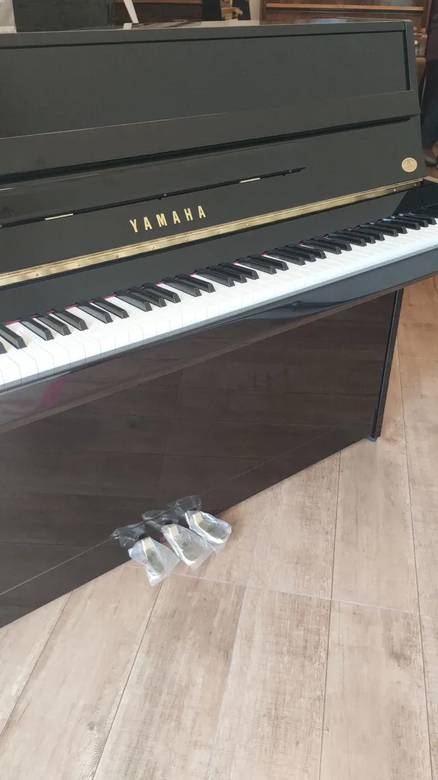 Piano Yamaha JU