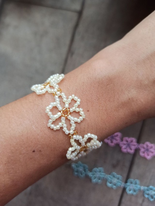 Pulseira de miçanguinhas, modelo em flores - Foto 2