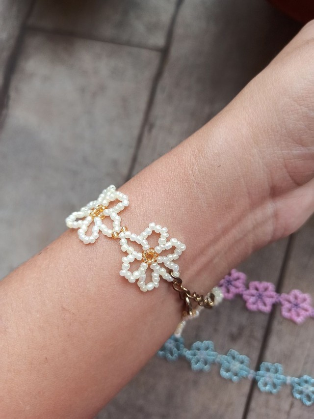 Pulseira de miçanguinhas, modelo em flores - Foto 3