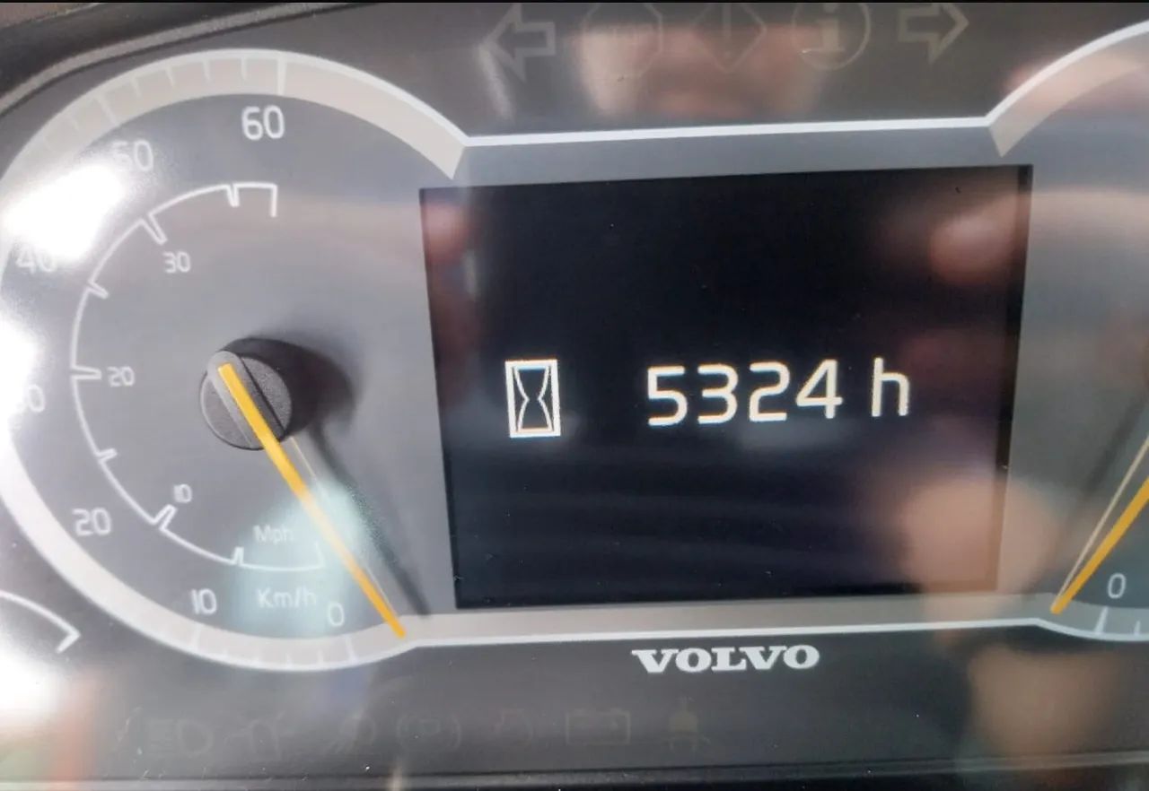 Pá Carregadeira Volvo L150H ano 2022 com 5325 horas e capacidade de 3,5 ?, em MG - Foto 5