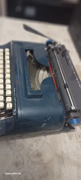 Máquina de escrever antiga, nao sei se esta funcionado  - Foto 4