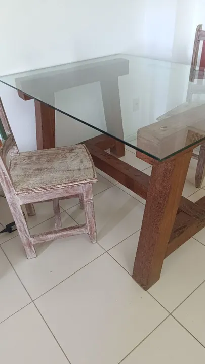 Mesa de madeira maciça, com tampo de vidro