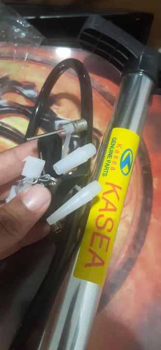 bomba bicicleta pequena com adaptadores - já é o menor preço - Foto 2