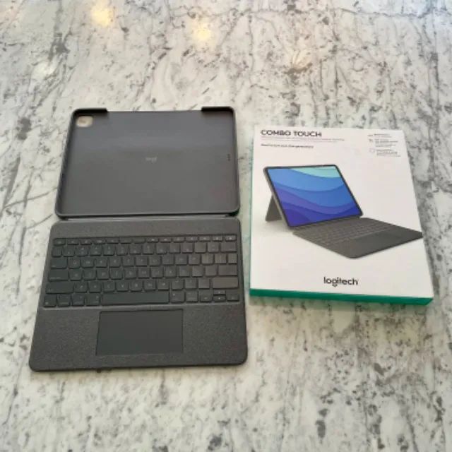 Logitech Combo Touch para iPad Pro 12,9 na caixa