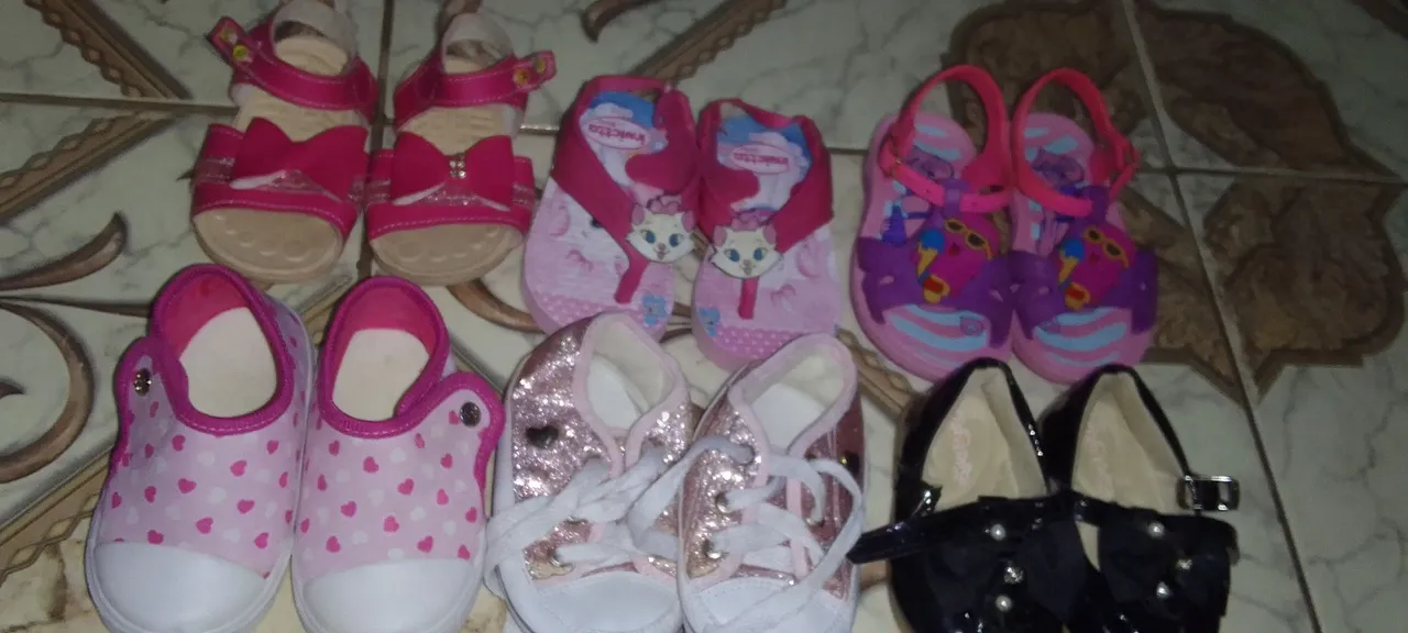 Sapatos infantis diversos - tamanhos variados