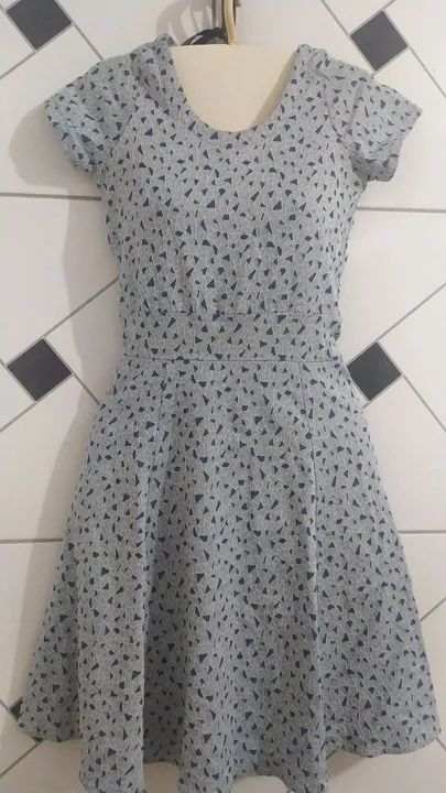 Vestido cinza com estampa de triângulos