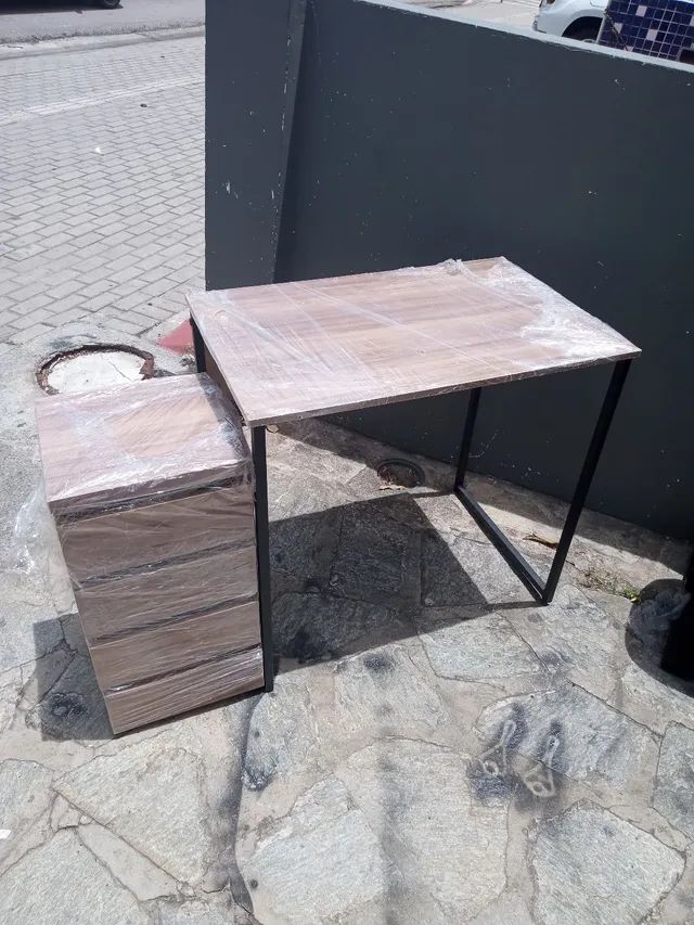 Mesa para escritorio com gaveteiro 