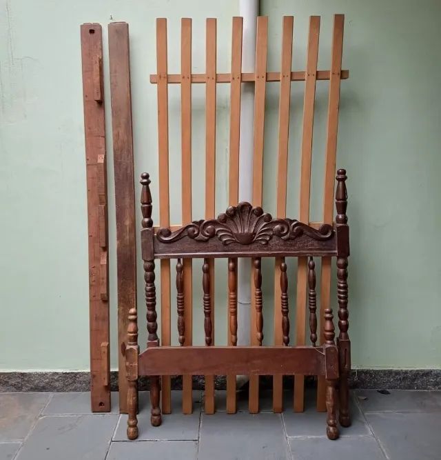 Cama antiga colônia entalhada